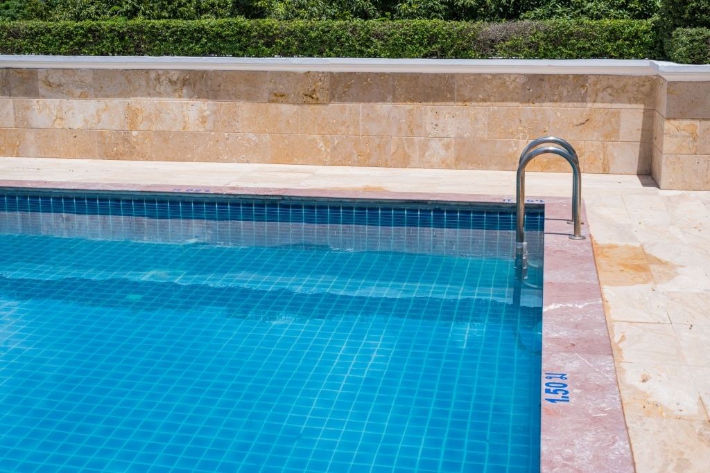El gresite de piscinas: los beneficios de una decoración